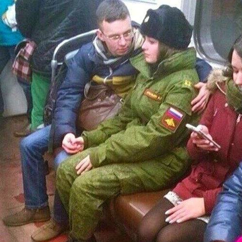 Девушка ждёт парня из армии и готовит нежную киску к его приезду