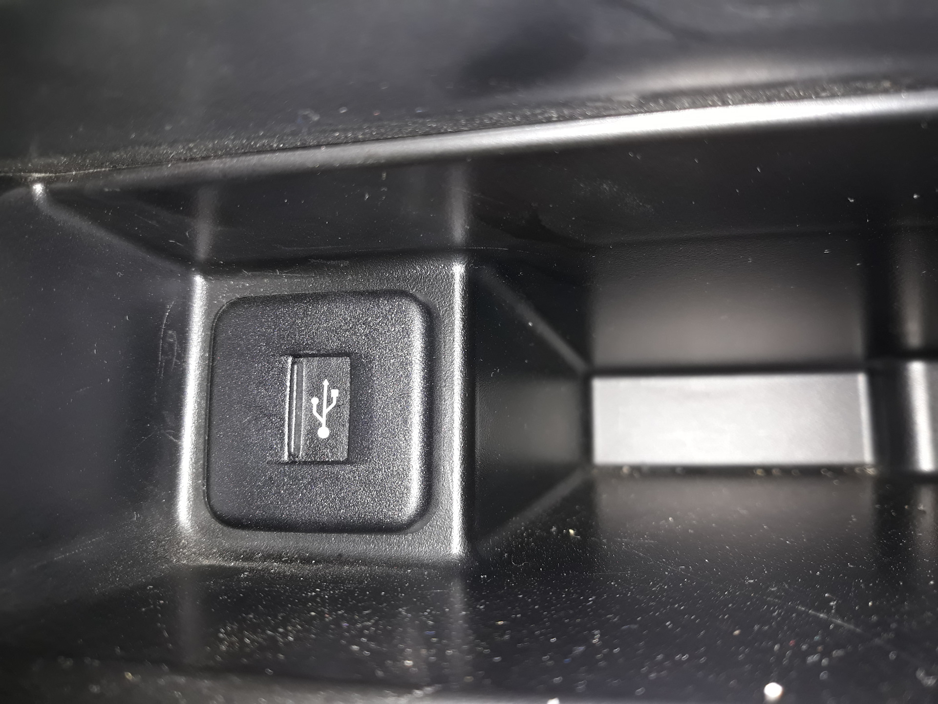 Подсветка малого нижнего ящичка — Suzuki Grand Vitara (2G) бензин